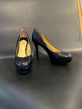 Gianni Bini Black Leather Platform Heels (6.5)